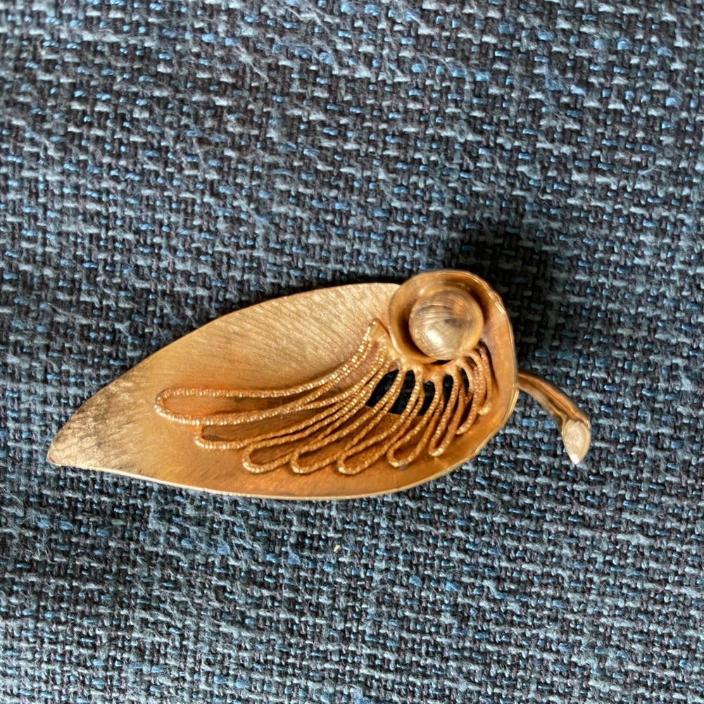 Vintage Pastelli gold toned leaf brooch pin